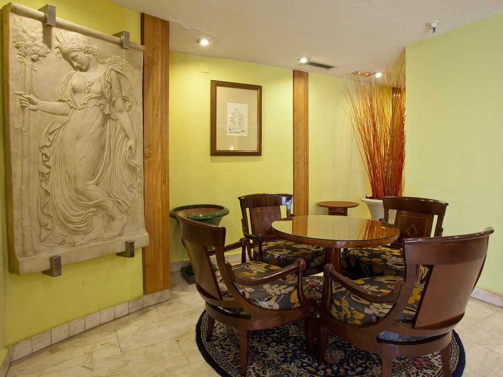 Room Mate Macarena, Madrid Gran Via ภายนอก รูปภาพ
